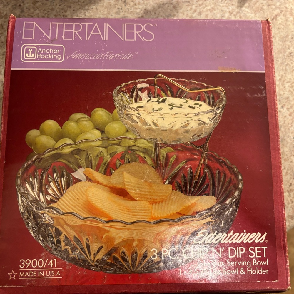 New in box vintage anchor hocking chip and dip set
